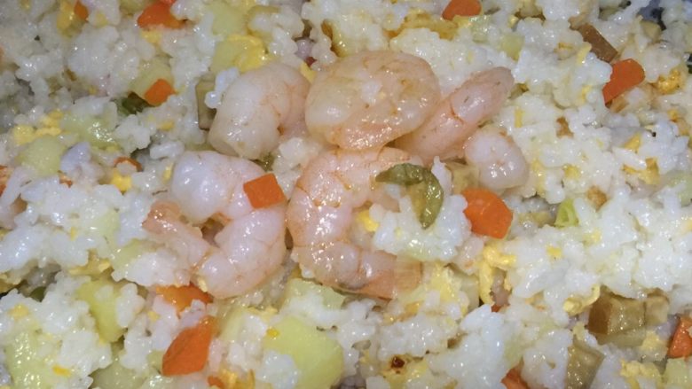 五彩缤纷虾仁炒饭,放入前面炒好的各种食材,再放入少许盐,最后放入素鸡丁,翻炒至熟,可以出锅啦。