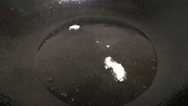 酸菜炖粉条,热锅凉油,油多一些酸菜喜油,放入姜片炒香。