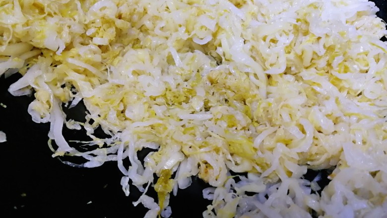 酸菜炖粉条,放入酸菜丝,文火翻炒均匀,炒掉酸菜的一些水份,炒出微酸的味道。