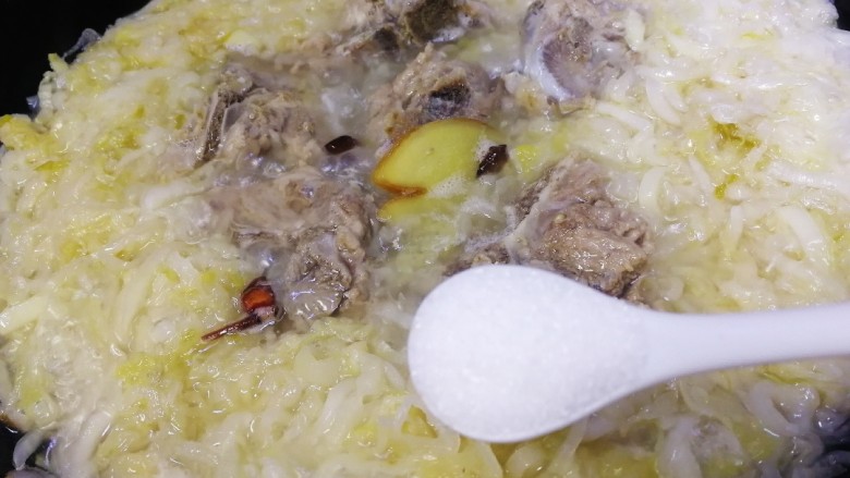 酸菜炖粉条,加盐入味,文火煮10分钟。