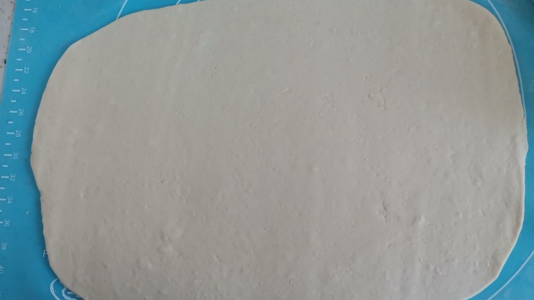 椒盐花卷,取出来揉面排气,擀成长方形薄饼