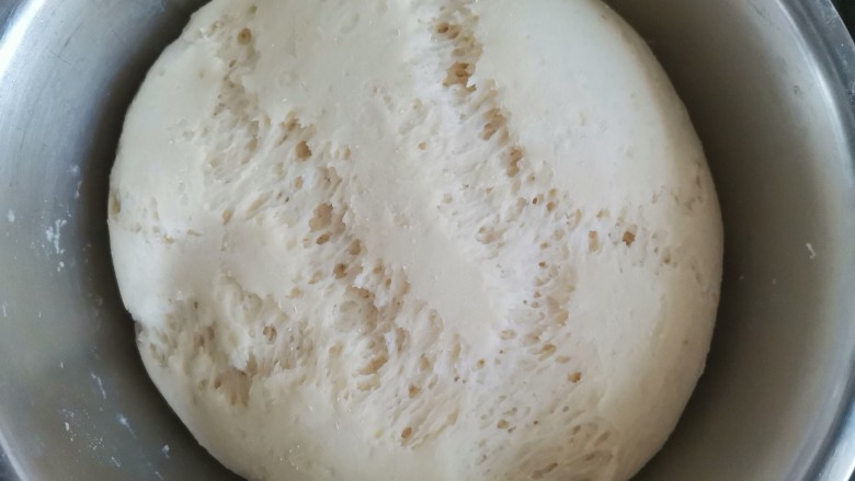 椒盐花卷,发酵好的面团是原来的2倍大,充满蜂窝组织