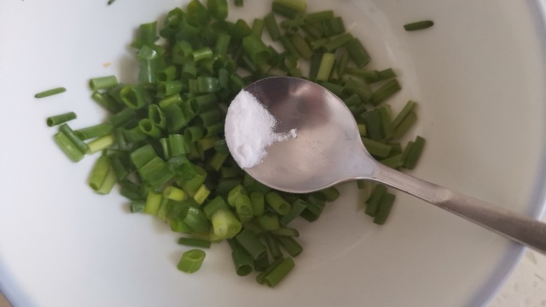 椒盐花卷,葱花里加一点点水,加一点点小苏打搅拌均匀,加入小苏打能葱花蒸熟后不变色,仍是绿色
