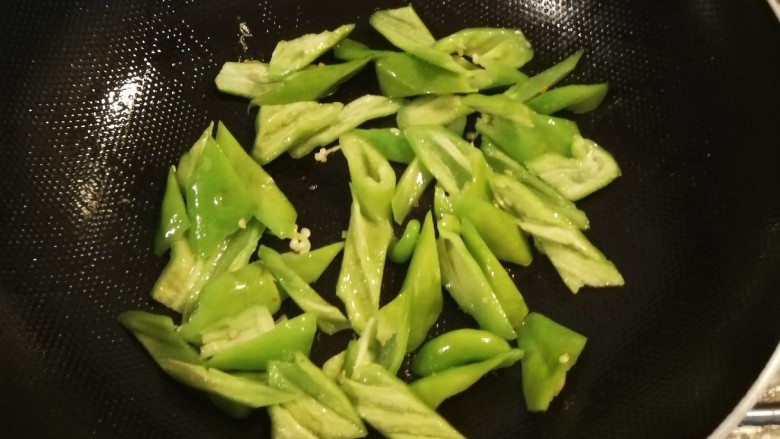 尖椒炒腊肉,起油锅放入食用油加热,放入尖椒翻炒。