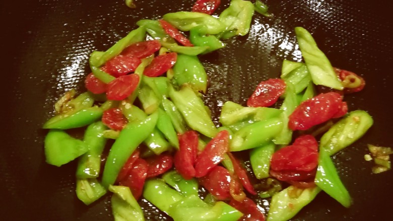 尖椒炒腊肉,翻炒均匀入味,关火出锅。