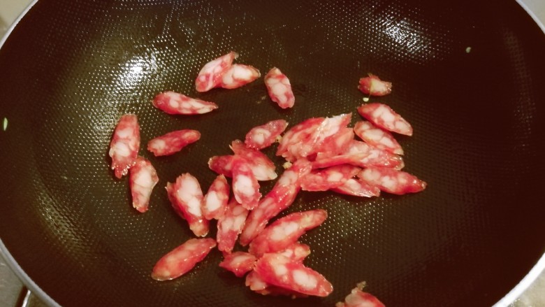 尖椒炒腊肉,油锅继续加热,放入腊肉。