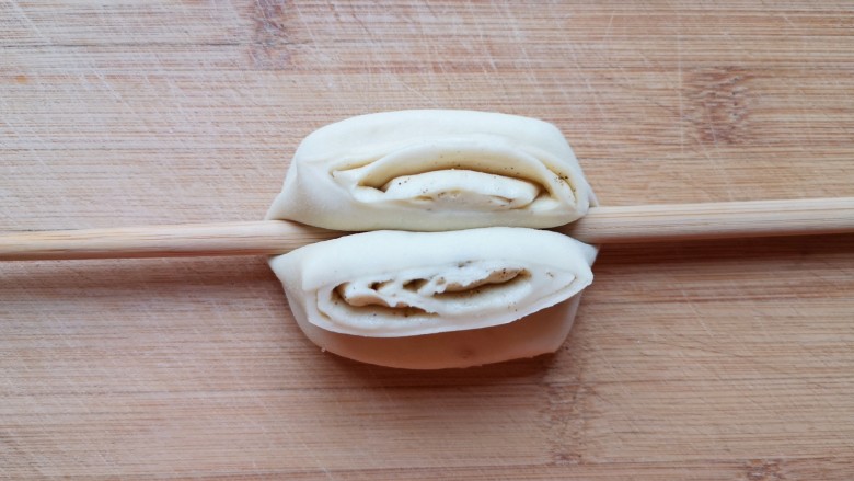 椒盐花卷,将两个小剂子摞起来,用筷子从中间压一下。