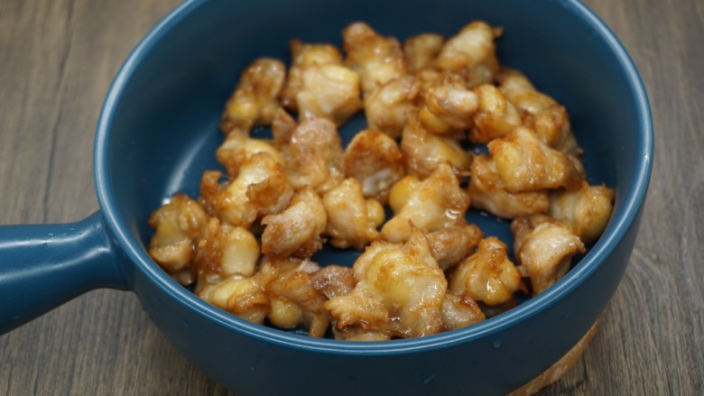 香辣鸡脆骨,炸至略微金黄捞起,放凉