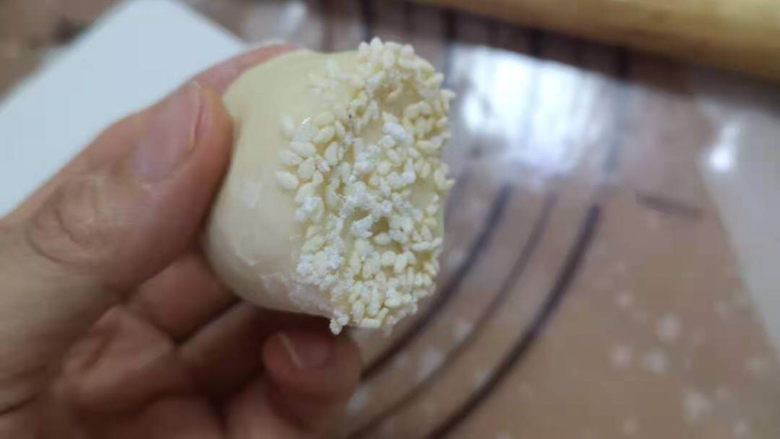 儿时的味道~脆皮蜂蜜小面包,中间切开,切面沾一下蜂蜜蜂蜜水,再沾一下混合好的粉。