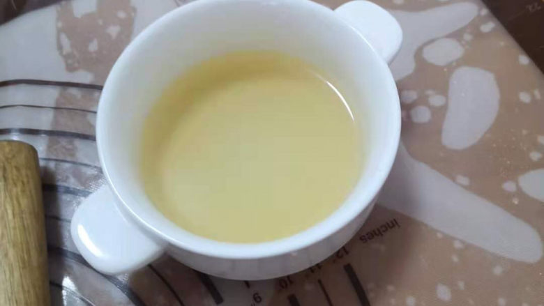 儿时的味道~脆皮蜂蜜小面包,再用一小碗加入<a style='color:red;display:inline-block;' href='/shicai/ 865'><a style='color:red;display:inline-block;' href='/shicai/ 865'>蜂蜜</a></a>和清水混合备用。