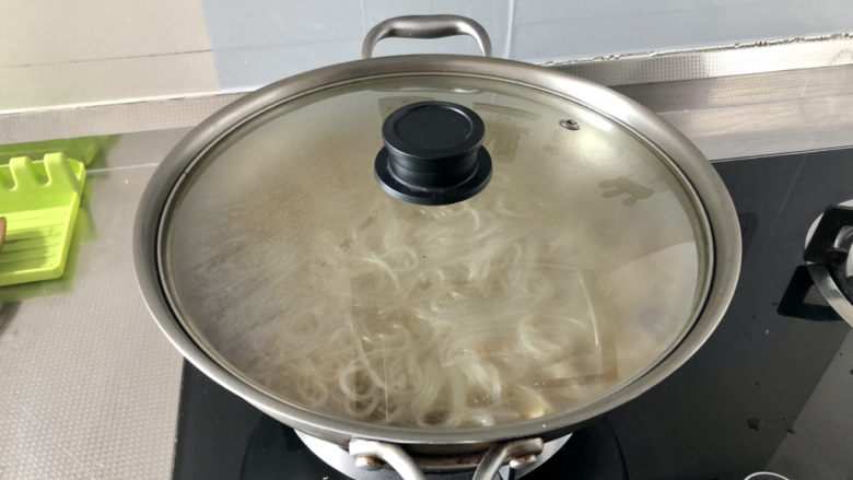 酸菜炖粉条➕酸菜猪骨炖粉条,加盖小火炖煮10分钟,根据自己用的粉丝品质,不耐煮的五分钟即可