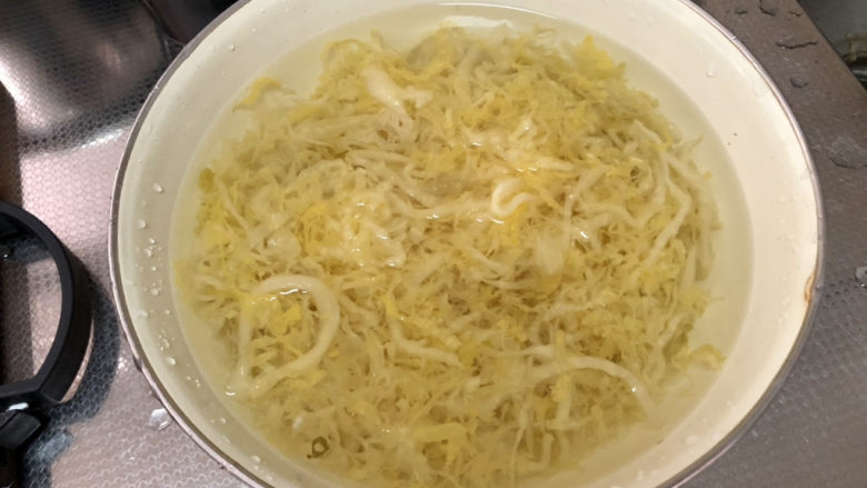 酸菜炖粉条➕酸菜猪骨炖粉条,东北酸菜,浸泡清洗