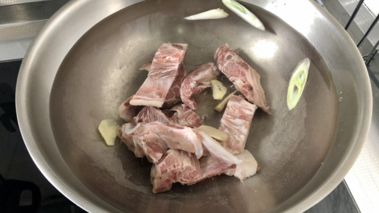 酸菜炖粉条➕酸菜猪骨炖粉条,猪骨冷水下锅,加两片姜片几片葱白段
