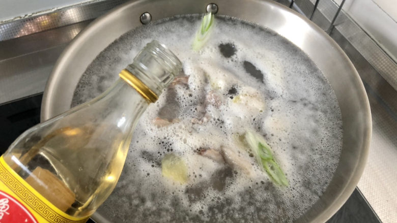 酸菜炖粉条➕酸菜猪骨炖粉条,煮开,淋一汤匙<a style='color:red;display:inline-block;' href='/shicai/ 718'>料酒</a>,撇去血末,继续煮两分钟
