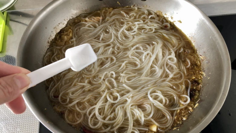 酸菜炖粉条➕酸菜猪骨炖粉条,根据个人口味添加少许盐定味