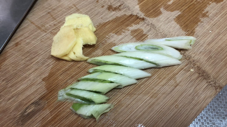 酸菜炖粉条➕酸菜猪骨炖粉条,葱白切斜段,姜切片