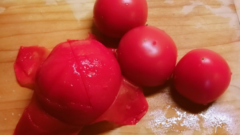 番茄豆腐汤,<a style='color:red;display:inline-block;' href='/shicai/ 59'>番茄</a>用开水烫一下容易剥皮 切小块备用。