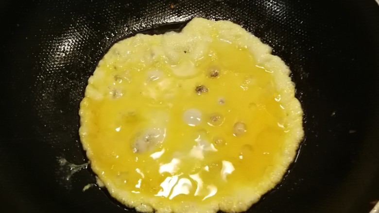 番茄豆腐汤,起油锅放入食用油,油热之后放入蛋液。