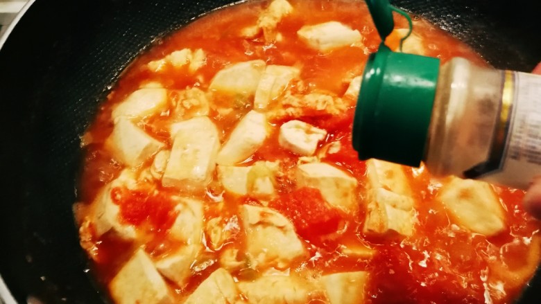 番茄豆腐汤,放入<a style='color:red;display:inline-block;' href='/shicai/ 720'>胡椒粉</a>,关火出锅。