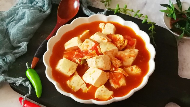 番茄豆腐汤,盛入汤碗里,上桌食用。