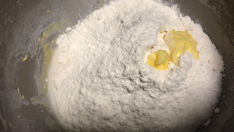 虾仁培根披萨,厨师机里放入所有饼皮的材料。