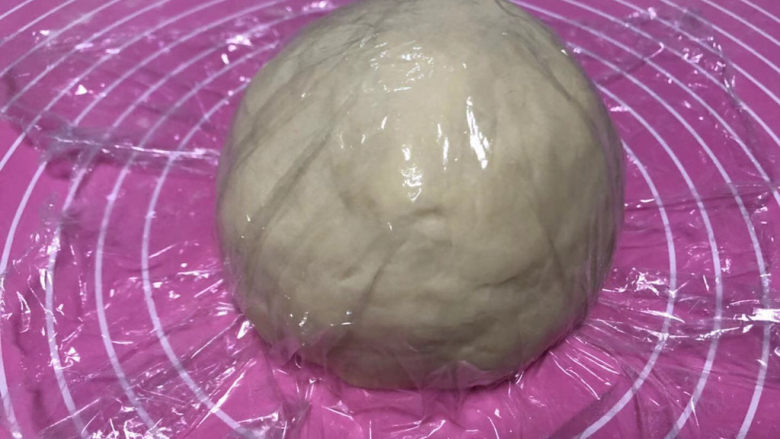 虾仁培根披萨,揉成一个光滑的面团,盖保鲜膜发酵。