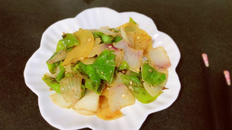 尖椒土豆片,出锅,喜欢洋葱的香味😋