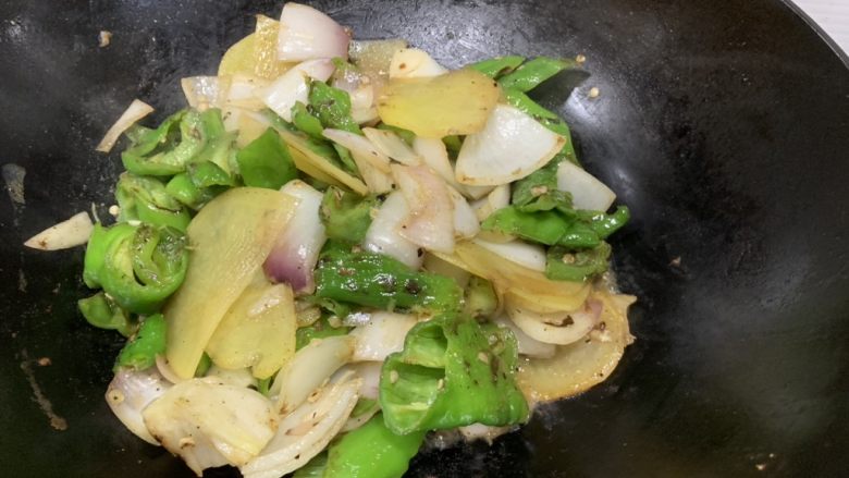 尖椒土豆片,加入少许清水,以免糊锅底