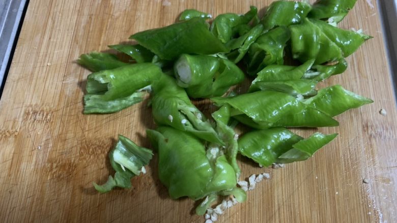 尖椒土豆片,也切成块