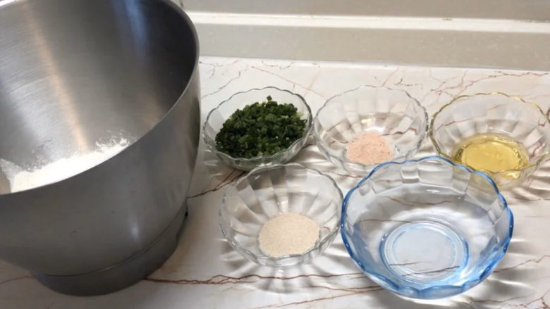 椒盐花卷,准备好所有材料,小葱切成葱花