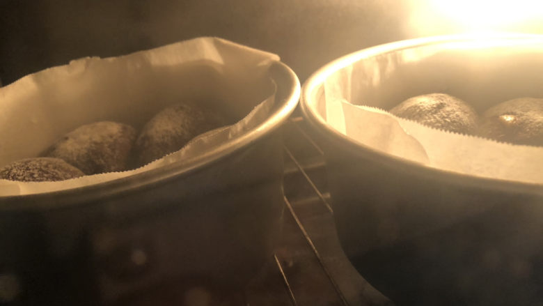 巧克力爆浆面包,烤箱预热170度,烤约20分钟。
