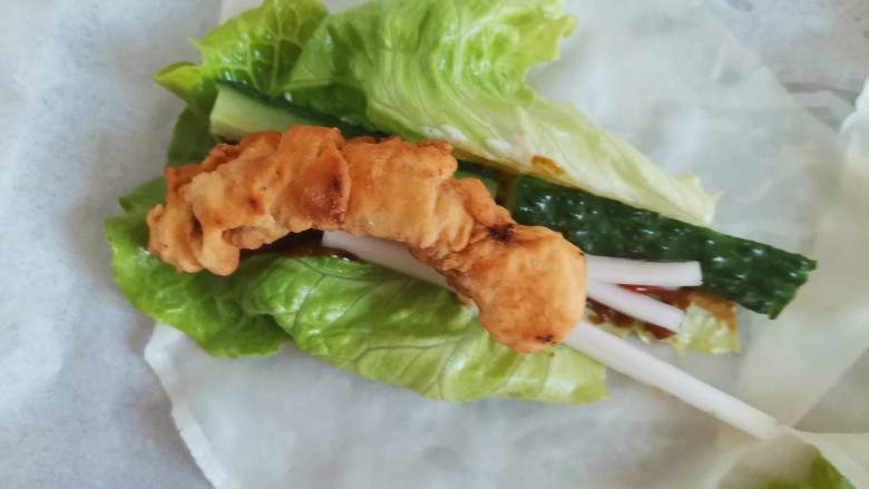 老北京鸡肉卷,放上黄瓜条,葱丝,鸡肉条