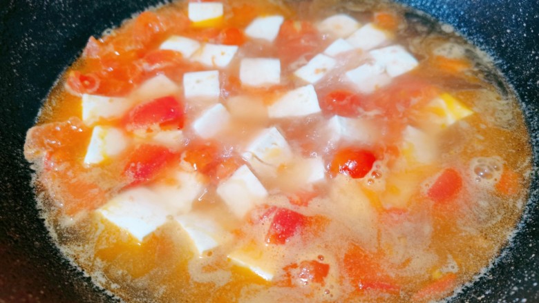 番茄豆腐汤,翻拌均匀再继续煮开后,撒上<a style='color:red;display:inline-block;' href='/shicai/ 756'>鸡精</a>