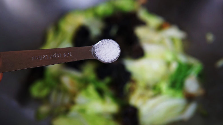 白菜炒木耳,加盐调味,继续煸炒片刻
