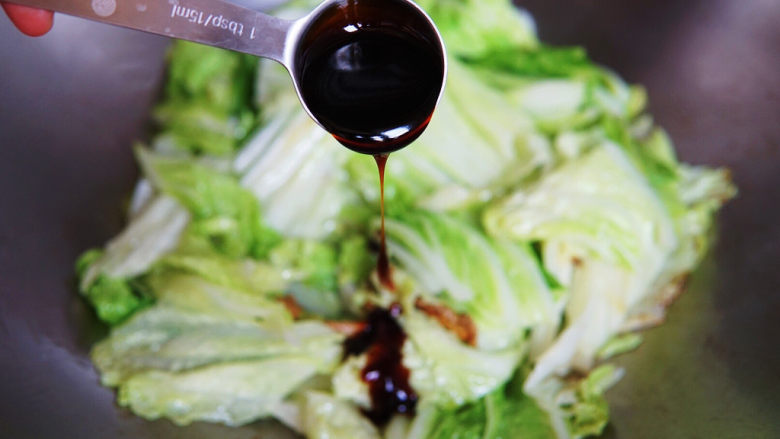 白菜炒木耳,放入<a style='color:red;display:inline-block;' href='/shicai/ 721'>蚝油</a>提鲜调味,煸炒片刻,