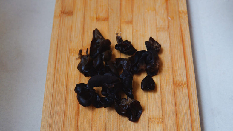 白菜炒木耳,<a style='color:red;display:inline-block;' href='/shicai/ 136'>黑木耳</a>泡发后,去蒂洗净泥沙
