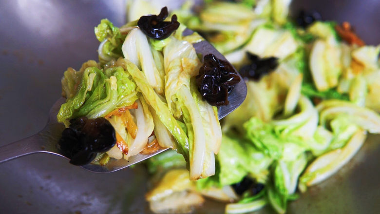 白菜炒木耳,翻炒入味,即可出锅,装盘。