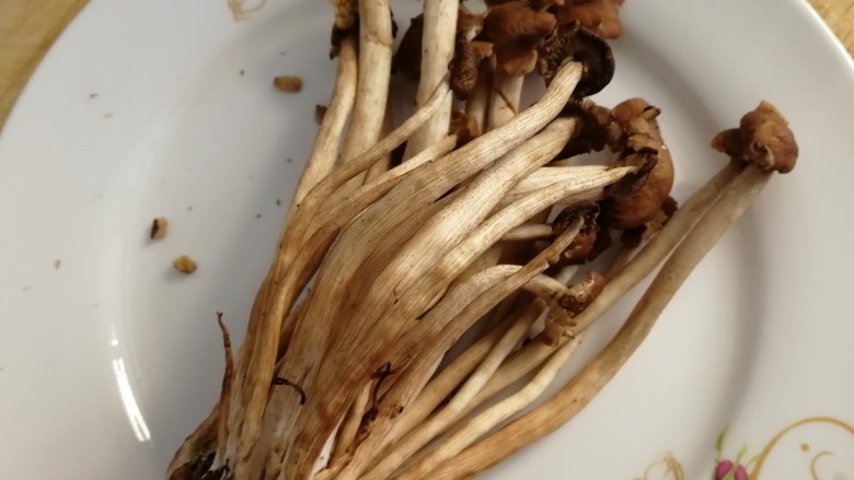 水煮千张,鲜<a style='color:red;display:inline-block;' href='/shicai/ 266'>茶树菇</a>,菌盖细嫩,柄脆,味道鲜美。
