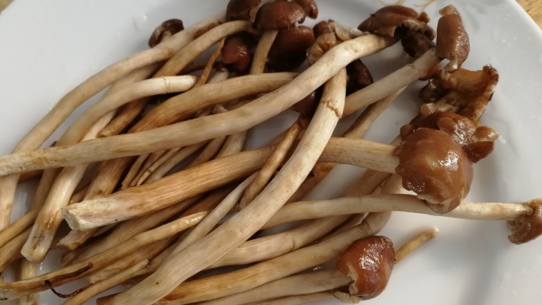 水煮千张,剪去根部,清水洗净,含丰富的B族维生素,蛋白质含量也很高,清热,平肝,明目,健脾。