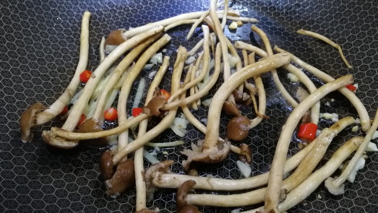 水煮千张,放入茶树菇,文火翻炒均匀。