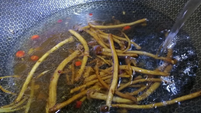 水煮千张,加适量开水。
