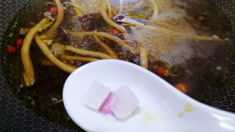 水煮千张,文火烧开加<a style='color:red;display:inline-block;' href='/shicai/ 866'>冰糖</a>提鲜。