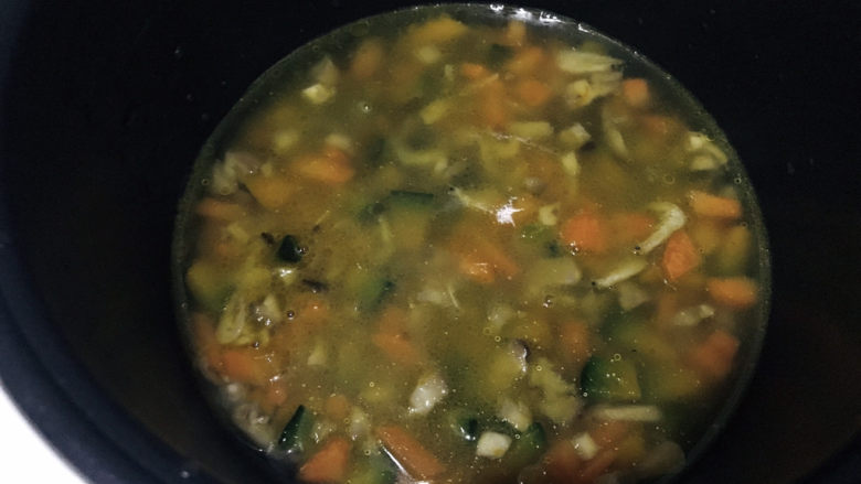 南瓜焖饭,把配料放在米上面,加入没过食材的水