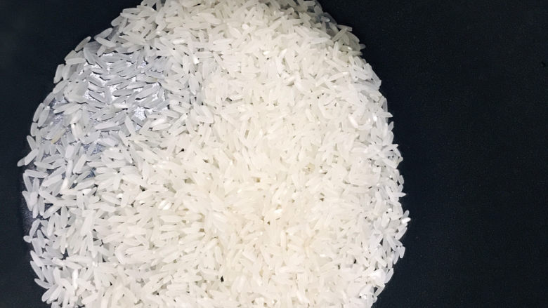 南瓜焖饭,取适量大米,洗干净