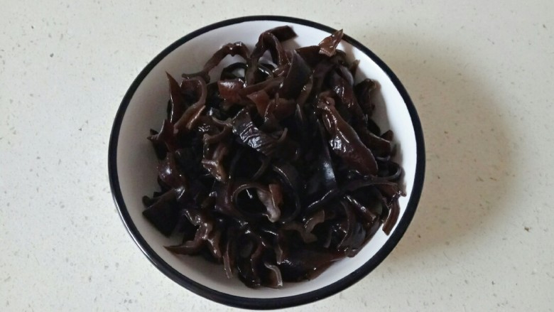 番茄豆腐汤,<a style='color:red;display:inline-block;' href='/shicai/ 118129'>干木耳</a>提前泡发,切成木耳丝