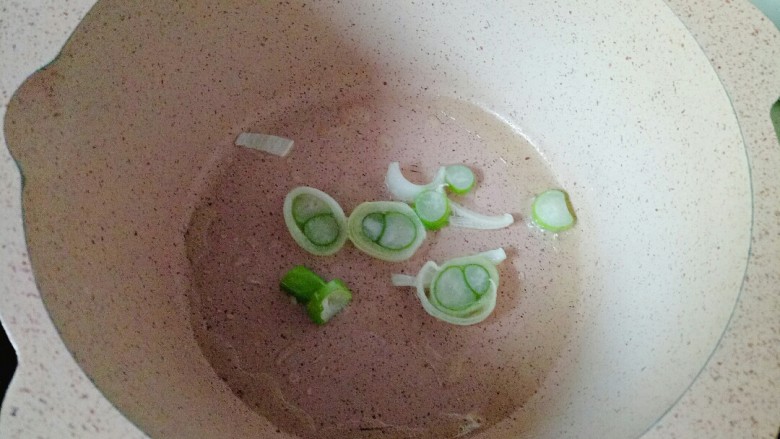 番茄豆腐汤,锅中加入适量花生油烧热,放入葱碎爆香