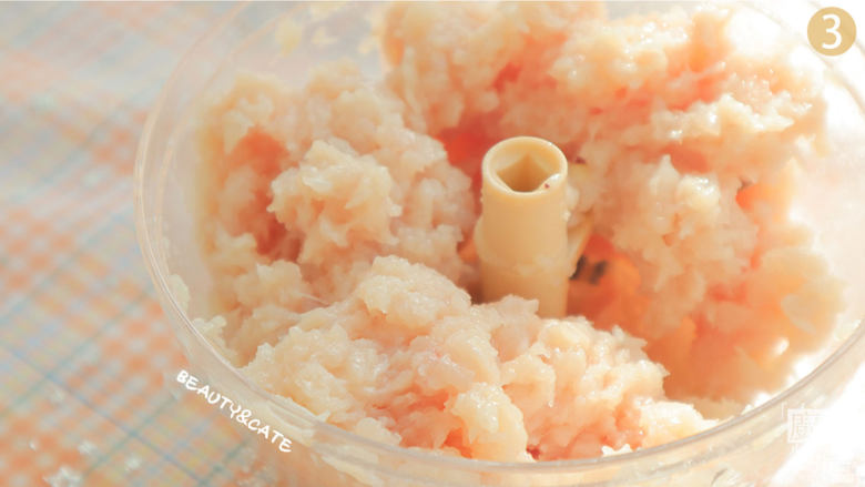 好吃到跺脚的「豆腐麦乐鸡」,解馋又低脂!,去掉姜片,把鸡胸肉放入搅碎器中搅碎后备用