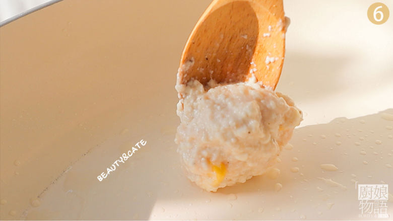 好吃到跺脚的「豆腐麦乐鸡」,解馋又低脂!,锅里热油,用勺子舀入馅料小火慢煎
