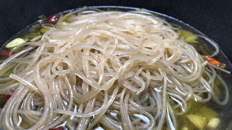 酸菜炖粉条,加粉条