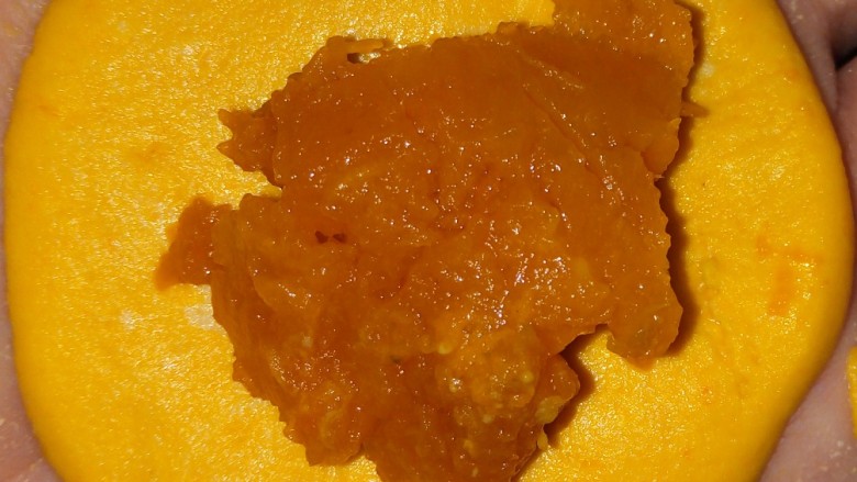 椰香南瓜包南瓜,取部分面团压成皮(稍厚点),放入少许南瓜泥